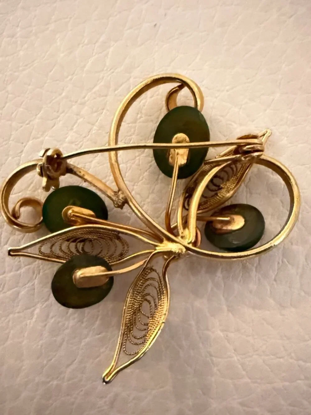 VINTAGE GOLD TONE GREEN STONE FILIGREE LEAF FLORAL BROOCH PIN ESTATE JEWELRY